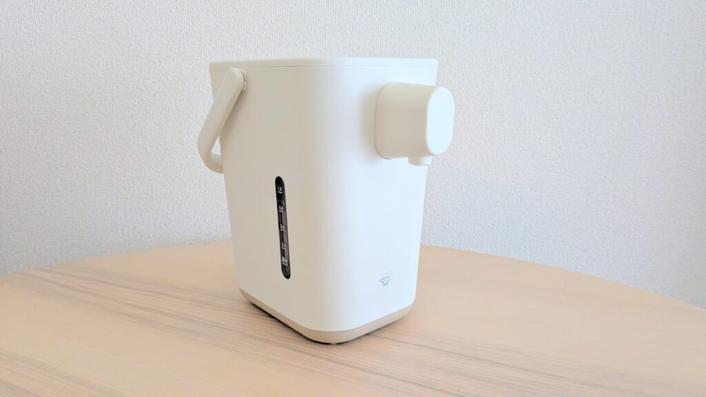象印の電気ポットSTAN.を斜めから写した写真
